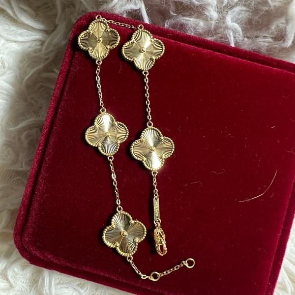 Elegant Gold Flower Bracelet - Picture 16 of 16